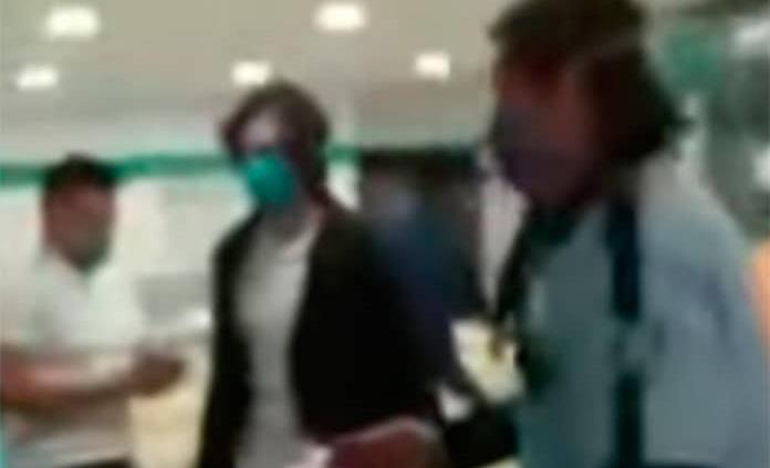VIDEO: Familiares de sospechoso de Covid-19 agreden a trabajadores del IMSS en la CDMX