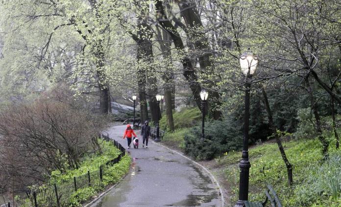 Detienen a hombre que amenazaba con volar estatua dedicada a Alicia en el País de las Maravillas, en Central Park