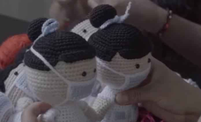 Reclusas crean peluches para recaudar fondos en la lucha contra Covid-19