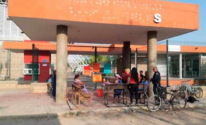 Rechazan familias hospital Covid-19 en Unidad Deportiva