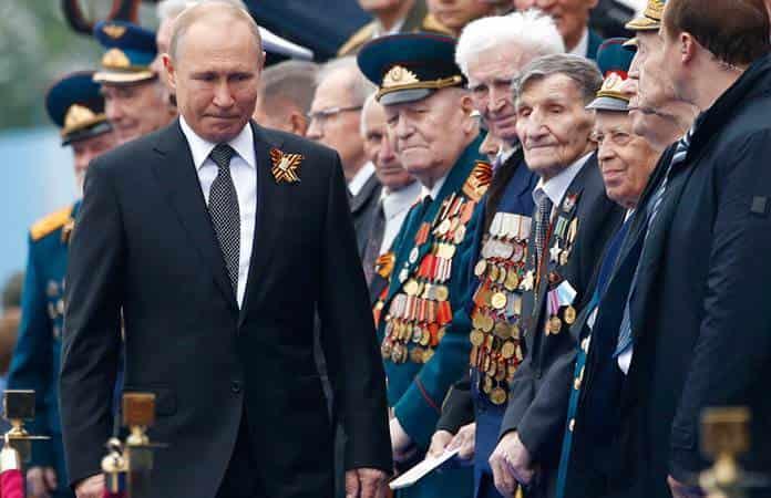 Vladimir Putin y veteranos de la II Guerra Mundial / Foto: AP