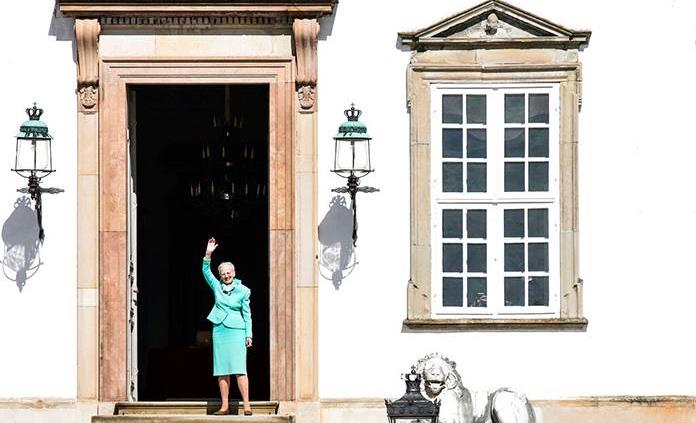 Desde balcones y parques, Dinamarca le canta a la reina Margarita en su cumpleaños 80