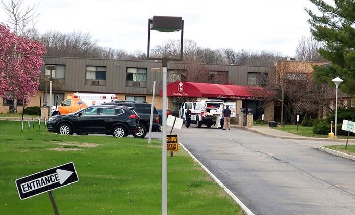 Muertos apilados y desesperación de familiares en residencias de Nueva Jersey