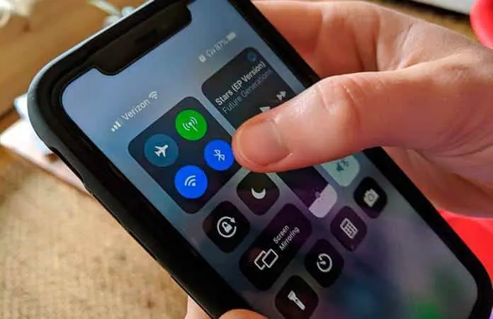 Descubre por qué usar el modo avión en WhatsApp