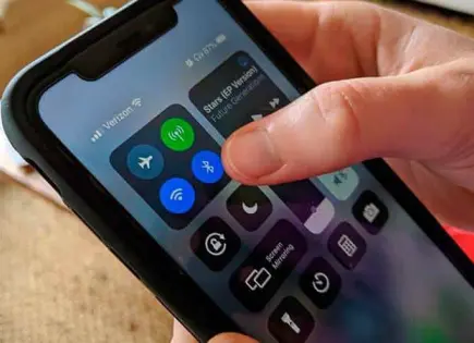 Descubre por qué usar el modo avión en WhatsApp