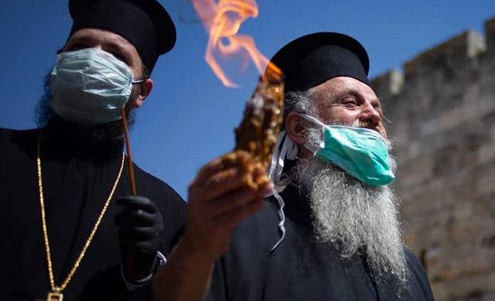 El fuego sagrado no tuvo velas de fieles que prender en el Sábado Santo ortodoxo en Jerusalén