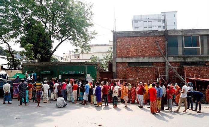 Miles burlan el confinamiento en Bangladesh para ir al funeral de líder islamista