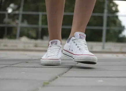 ¿Cómo quitar las manchas amarillas a los tenis blancos?