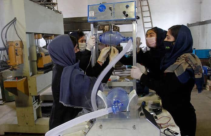Adolescentes afganas en un laboratorio escolar / Foto: AP