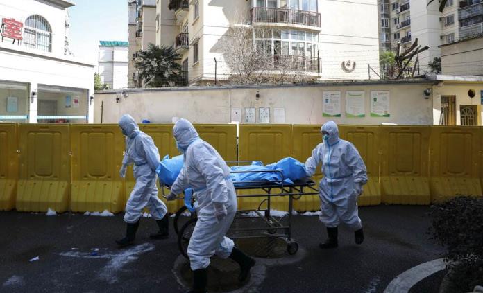 Problema hepático por COVID-19 causa ennegrecimiento a dos médicos chinos