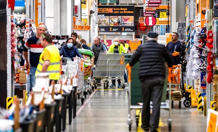 El mundo cambia la vida social en las calles por el pasillo del supermercado