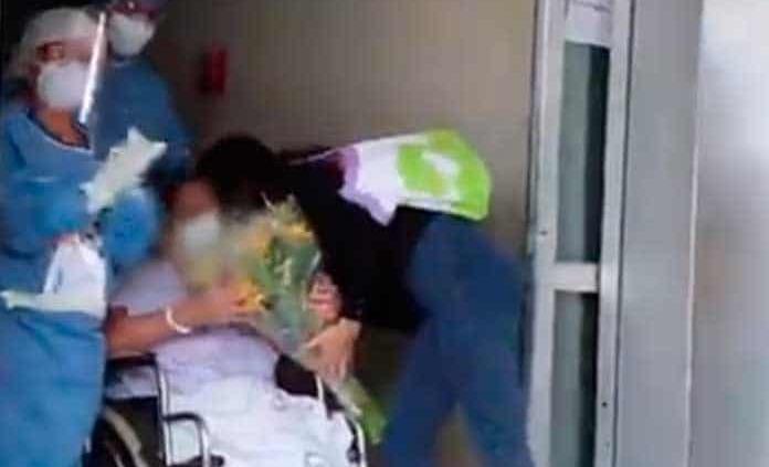 Mujer de 84 años sale entre aplausos de hospital en Nuevo León tras superar el COVID-19 (VIDEO)