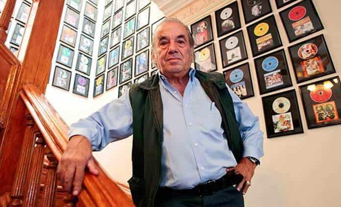 Con la canción Por ti, rinden en la mañanera homenaje a Óscar Chávez