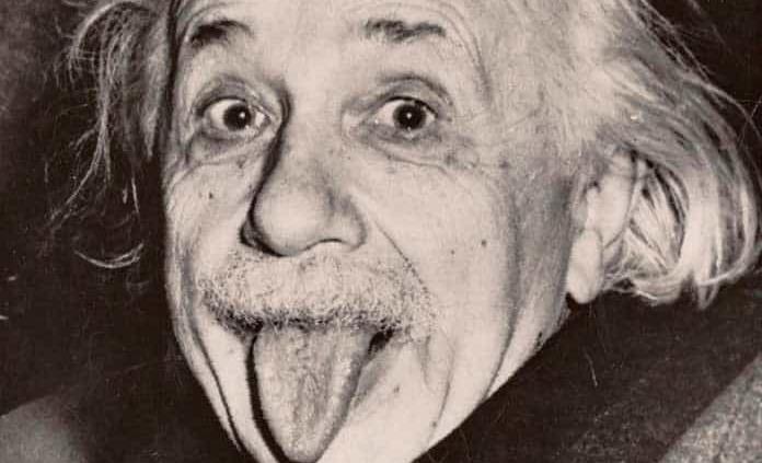 Subastan la copia más antigua de la foto de Einstein sacando la lengua
