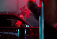 Striptease y cena para llevar sin bajar del auto (Video) Striptease y cena para llevar sin bajar del auto (Video)