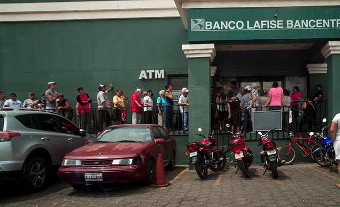 Hombre de 85 años muere haciendo fila por su pensión en Nicaragua