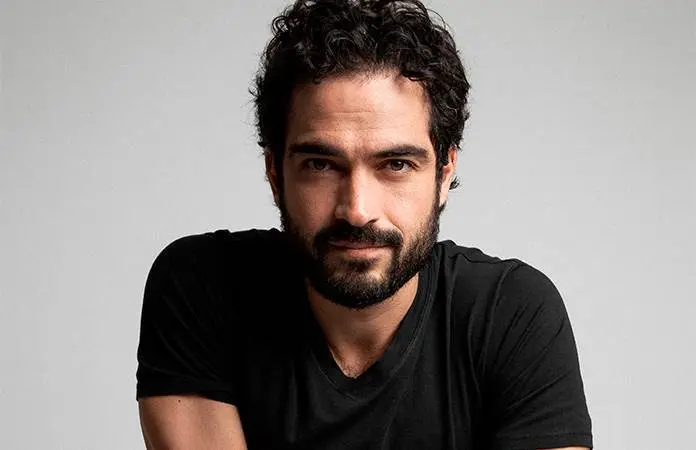 Alfonso Herrera denuncia robo en el AICM