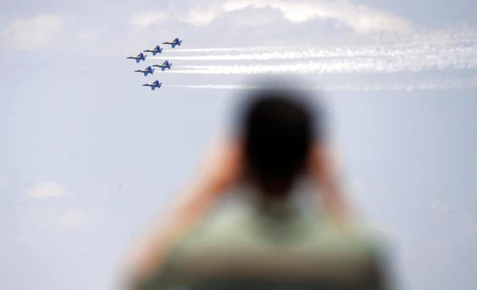 Aviones militares surcan cielo de Florida en honor a trabajadores de la salud