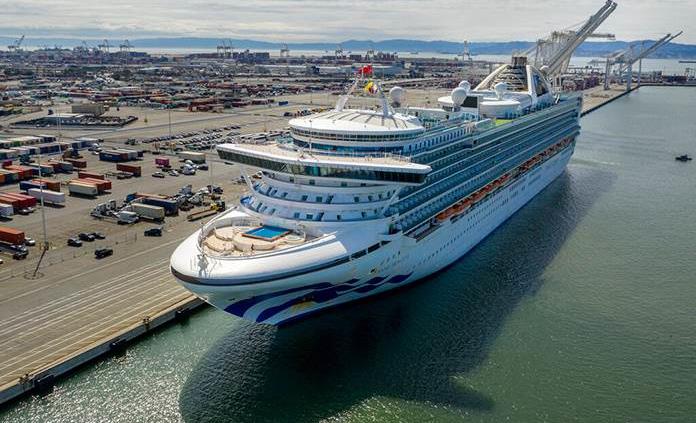 Miles de tripulantes siguen atrapados en cruceros en todo el mundo por coronavirus