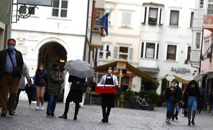 Italia baraja anticipar la reapertura de negocios ante disminución de los contagios
