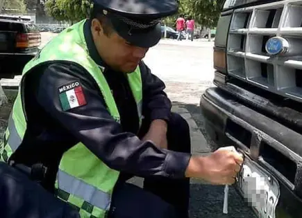 Prohibirían a tránsitos quitar placas por multas