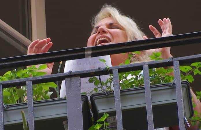 La soprano Veronica Antonelli, aún lidiando con las secuelas del COVID-19, canta desde su balcón / Foto: AP