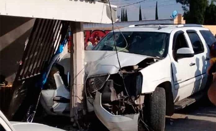 Se estampa camioneta contra poste en Cactus