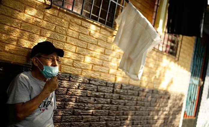 Habitantes de la capital salvadoreña cuelgan banderas para pedir alimentos