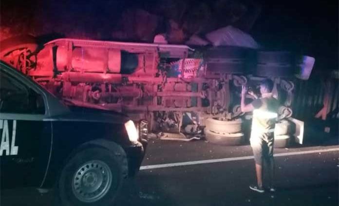 Un muerto y tres heridos al volcar un tráiler en la autopista Valles-Rayón