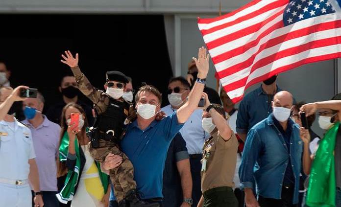 Bolsonaro acude a manifestación con ministros y destaca la aglomeración
