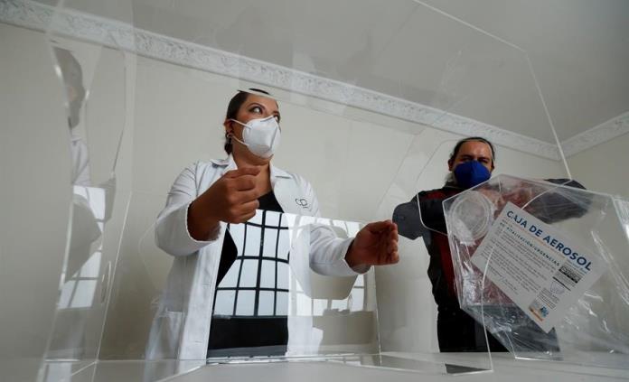 Un escultor y médicos mexicanos se unen contra escasez de insumos en pandemia