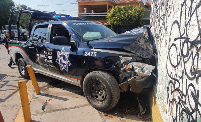 Patrulla de la Fuerza Metropolitana choca contra vehículo y vulcanizadora; 4 policías lesionados