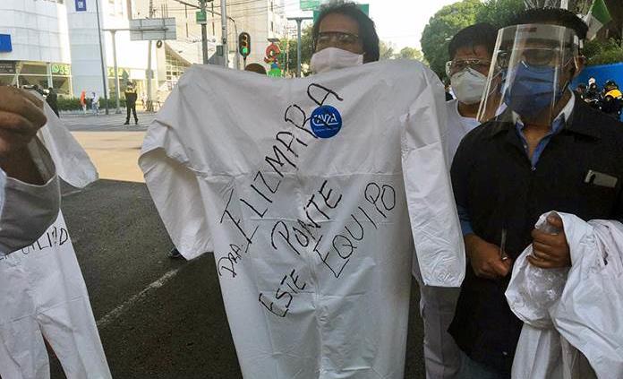 Personal médico bloquea avenida en CDMX; exigen insumos