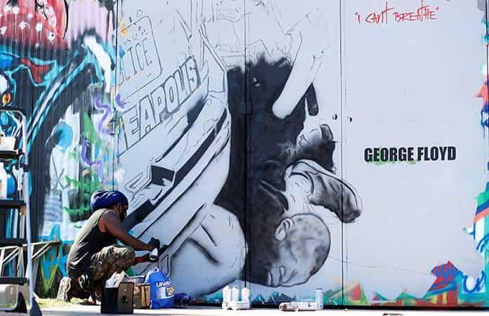 Un artista pinta en Dallas un mural sobre la muerte de George Floyd / Foto: AP