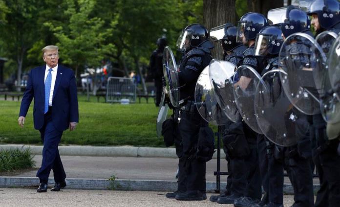 Trump anuncia despliegue de miles de soldados en Washington DC; policía lanza gas lacrimógeno frente a Casa Blanca