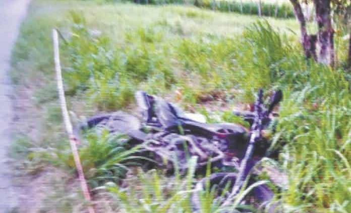 Encuentran a joven ejecutado junto a su motocicleta