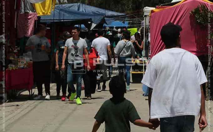 Entregan distintivo Tu puesto de confianza a comerciantes que acatan medidas sanitarias en Tianguis de las Vías