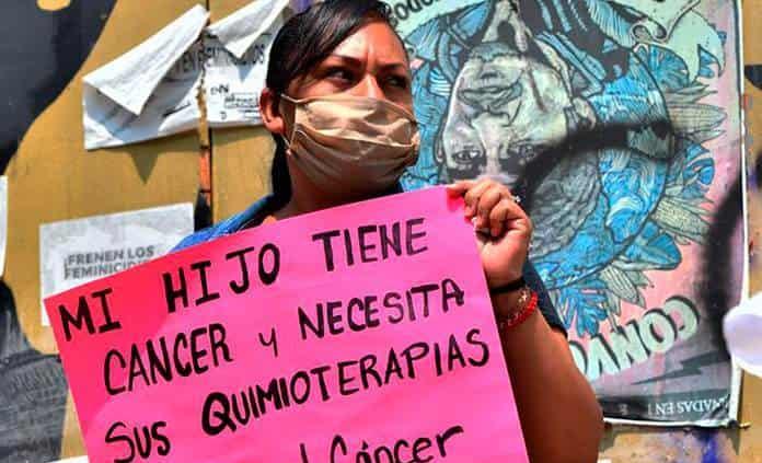 Familiares de niños con cáncer protestan por falta de medicamentos