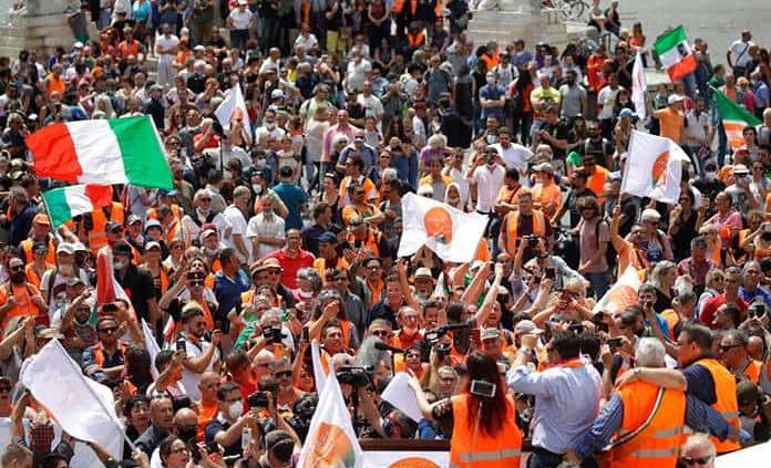 Los chalecos naranjas de Italia, el movimiento que niega el coronavirus