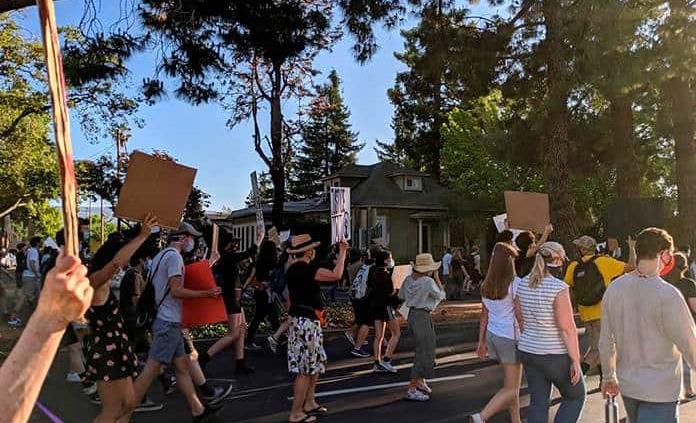 Esta vez, los pueblos y barrios ricos de EEUU también claman por la justicia racial