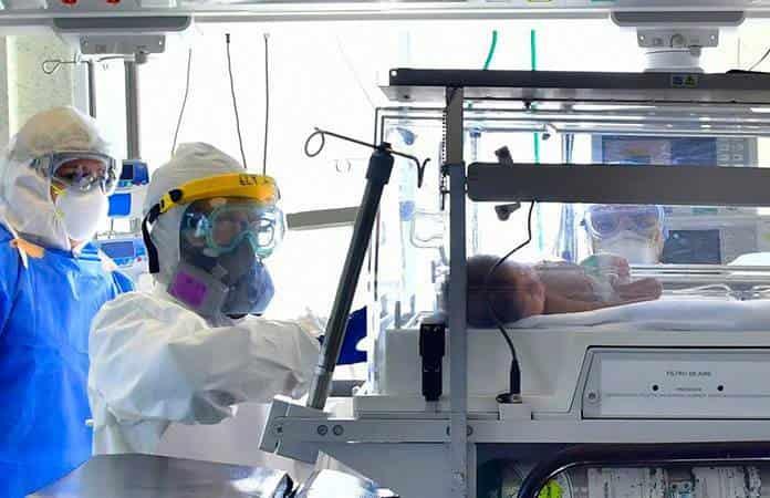 Personal de salud atiende a un recién nacido con sospecha de la Covid-19 en un hospital de Toluca / Foto: EFE