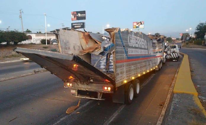 Trailero daña la unidad que conducía al pasar por el puente San Felipe