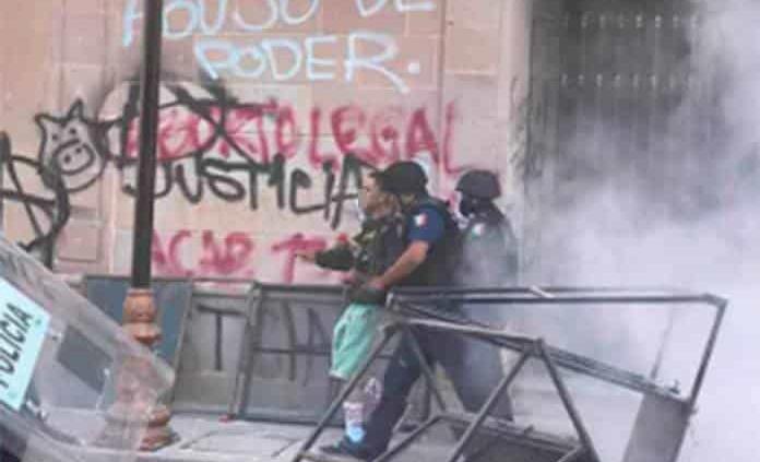 A la FGR, uno de los 12 detenidos en Congreso, por ultrajes a la Bandera Nacional