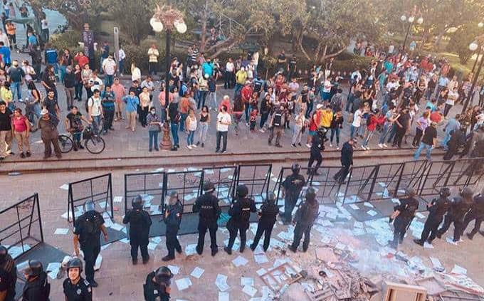 Negocios del Centro cerraron por temor a vandalismo; manifestantes se llevaron refrescos y otra mercancía de una tienda