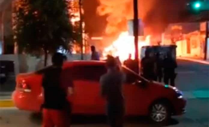 Agricultores de Chihuahua incendian camioneta de delegado tras no alcanzar acuerdo por el agua (VIDEO)