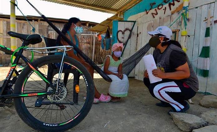 En bici y con pizarra, maestra de Ecuador va a diario hasta los niños sin internet