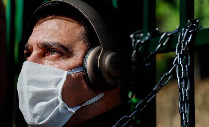 Senador paraguayo se encadena ante la estatal eléctrica por sobreprecios durante la cuarentena