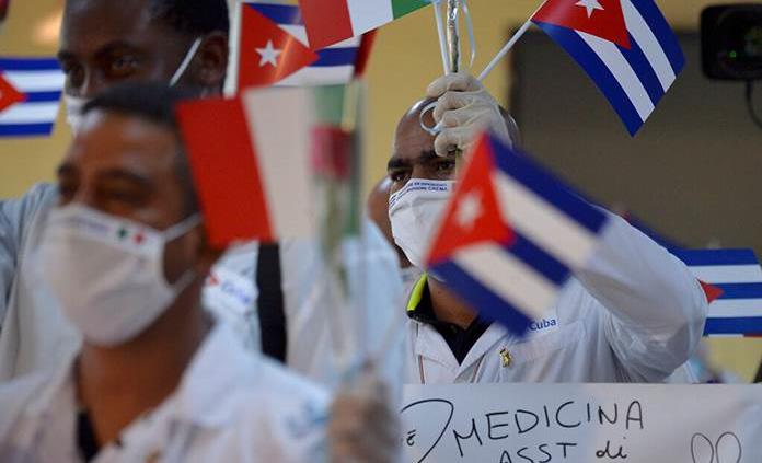 Controversia en México por médicos cubanos contratados durante la pandemia