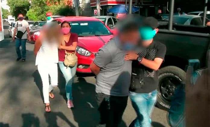 Pareja finge choque en la CDMX y exige 35 mil pesos por daños; caen por extorsión