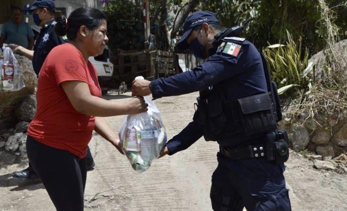 Policías entregan despensas y ropa a familias afectadas por tromba en Villa de Zaragoza